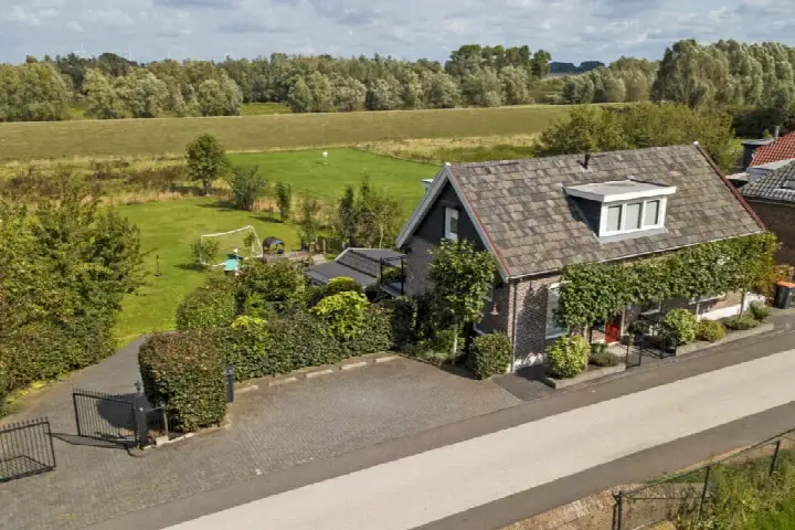 Vrijstaande woning te koop: Waalbandijk 32, Gameren Gameren