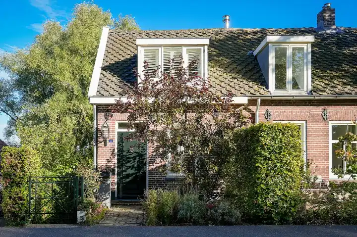 Twee-onder-één-kap te koop: Waalbandijk 42, Gameren Gameren