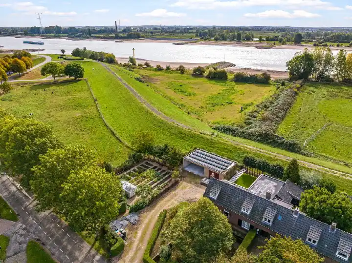 Corner house for sale: Waalbandijk 7, Verspreide huizen Dodewaard-West Dodewaard