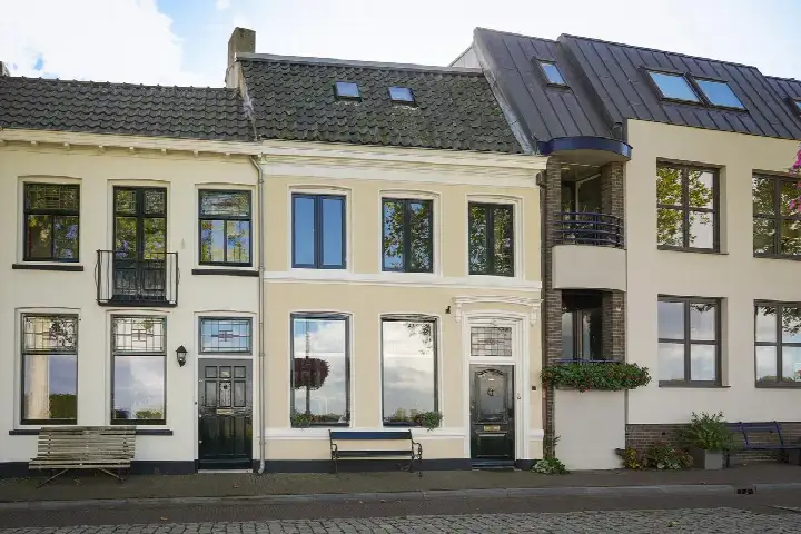Terraced house for sale: Waalkade 22, Zaltbommel Binnenstad Zaltbommel