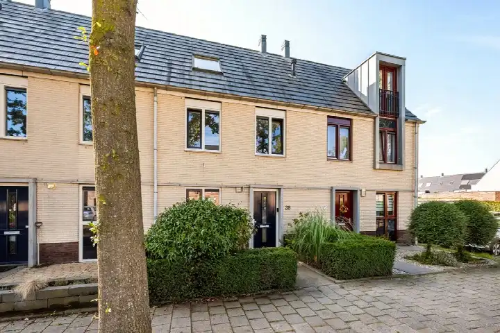 Tussenwoning te koop: Waalsteen 38, Stenen Houten