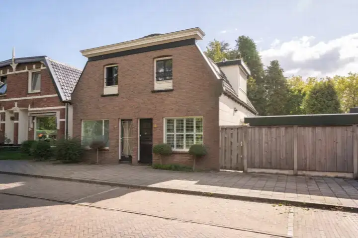 Twee-onder-één-kap te koop: Walhofstraat 123, Walhof-Roessingh Enschede