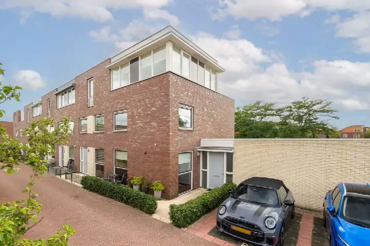 Hoekwoning te koop: Warmoezerij 18, Zeeheldenbuurt Alphen Aan Den Rijn