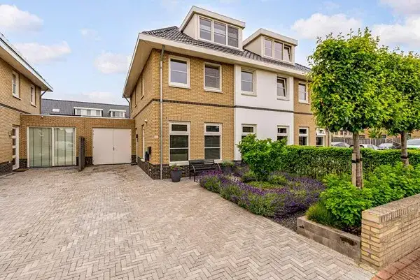 Tussenwoning te koop: Wederiklaan 102, Flora Midden Lelystad