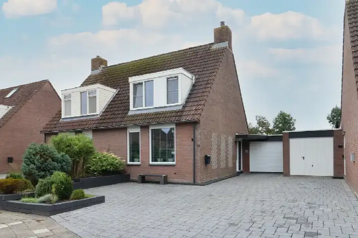 Tussenwoning te koop: Weegbree 18, Duinterpen Sneek