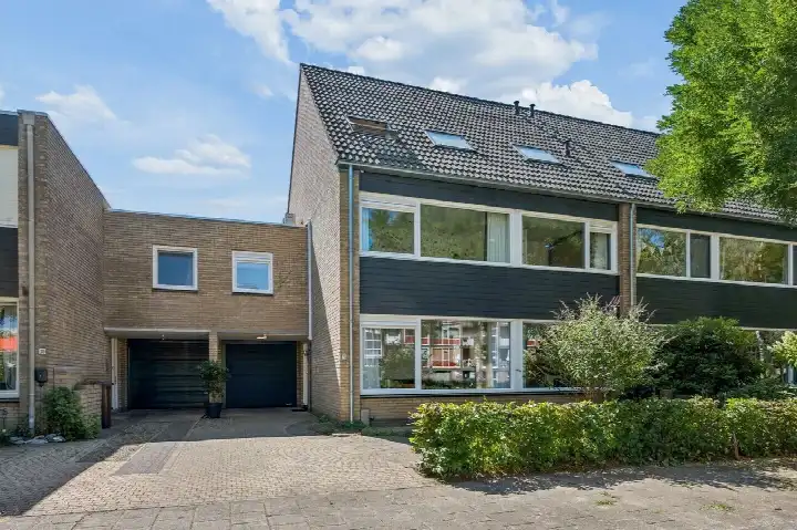 Tussenwoning te koop: Weerdestein 28, De Steinen Ede