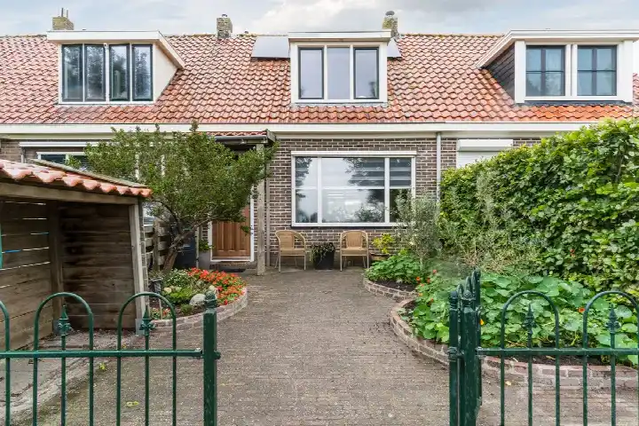 Terraced house for sale: Weereweg 94, Lutjewinkel (woonkern) Lutjewinkel
