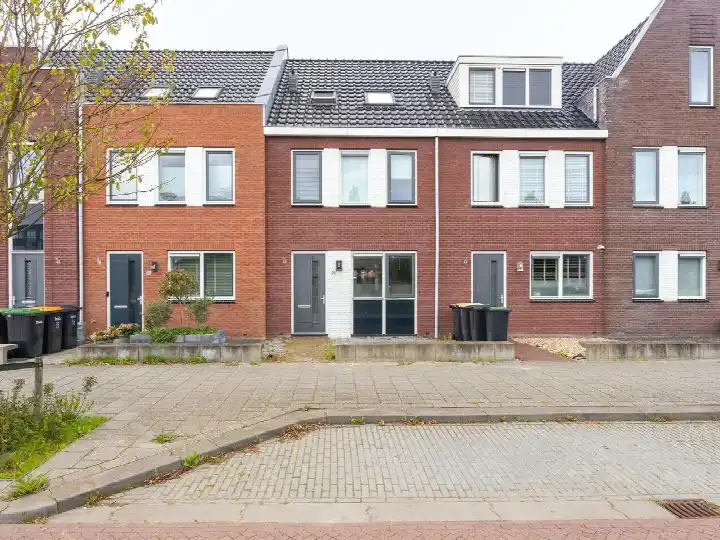 Tussenwoning te koop: Westerveer 36, Bangert en Oosterpolder - Buurt 35 03 Zwaag