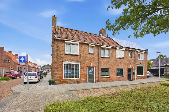 Twee-onder-één-kap te koop: Westgroeneweg 16, Dinteloord Dinteloord