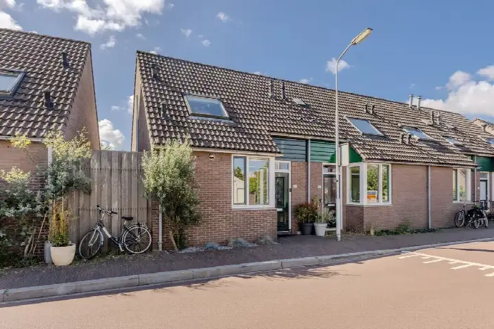 Corner house for sale: Westzanerdijk 105, Westzanerdijk Zaandam
