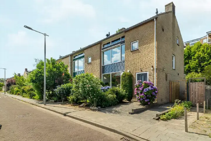 Corner house for sale: Wielewaalstraat 33, Monnikenhuizen Arnhem