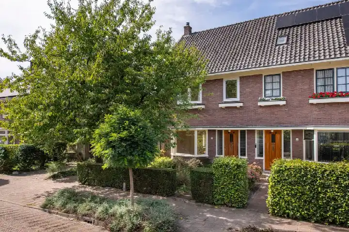 Twee-onder-één-kap te koop: Wildbaan 19, Velp-Noord boven spoorlijn Velp (Ge)