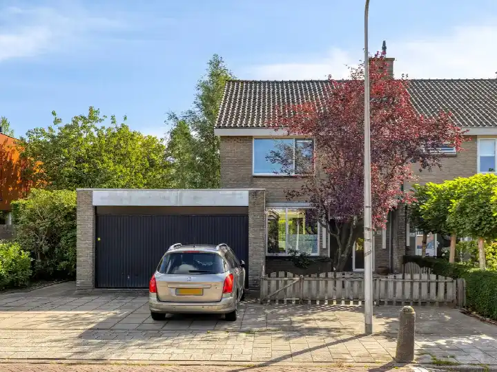 Corner house for sale: Wilde Wingerdlaan 13, Windrooskwartier en Heesterbuurt Gouda