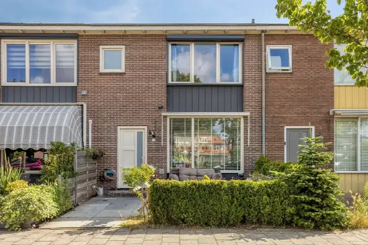 Terraced house for sale: Wilgenstraat 14, Bomenbuurt Zaandam