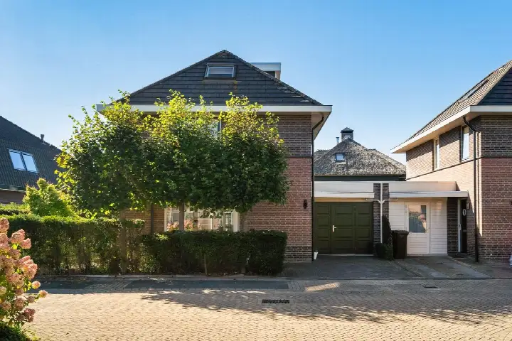 Hoekwoning te koop: Wilhelmina van Pruisenlaan 2, Buitengebied Hazerswoude-Dorp Hazerswoude-Dorp