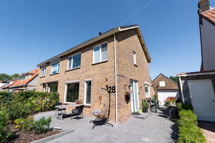 Twee-onder-één-kap te koop: Wilhelminalaan 28, Dirksland noord Dirksland