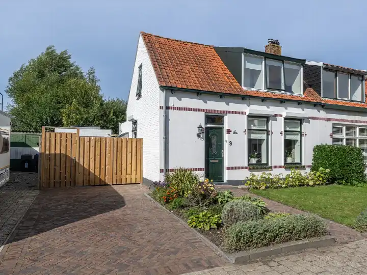 Twee-onder-één-kap te koop: Wilhelminalaan 9, Dirksland noord Dirksland