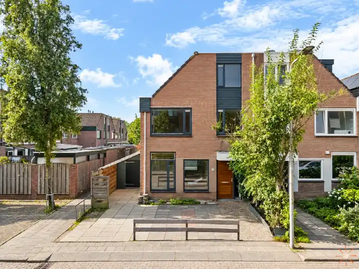 Corner house for sale: Willem Alexanderstraat 18, Hoge Rijndijk Oost Zoeterwoude
