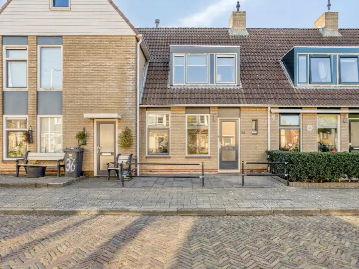 Tussenwoning te koop: Willem de Zwijgerstraat 34, Sperkhem en industrieterrein Houkesloot Sneek