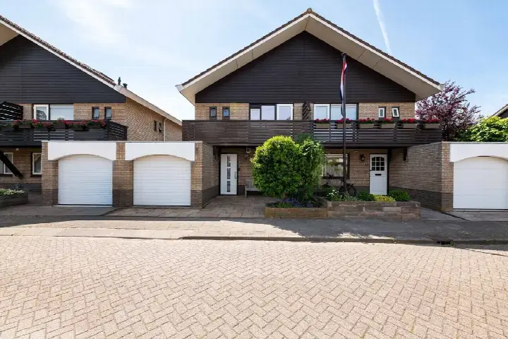 Tussenwoning te koop: Willem van der Zaanstraat 5, Kruis Hoeffe Hellevoetsluis