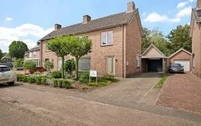 Twee-onder-één-kap te koop: Willibrordusstraat 12, Geffen Geffen