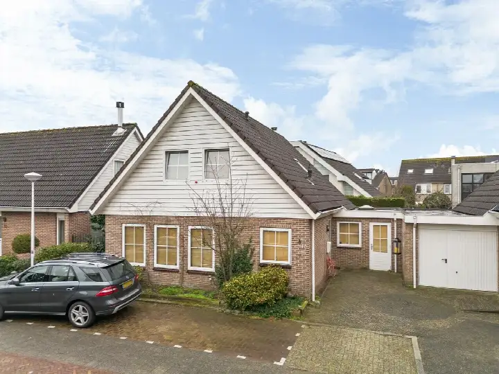 Semi-detached for sale: Winterkade 10, Buitenhof-Midden-West Leiderdorp