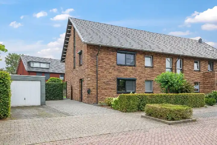 Corner house for sale: Witte Emille 18, 't Kempke-Bloemstraat Huissen