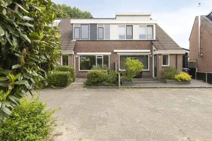 Terraced house for sale: Witte Klaver 23, Ommoord Rotterdam
