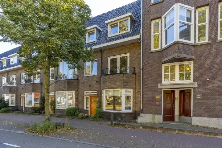 Tussenwoning te koop: Wittevrouwensingel 4, Buiten Wittevrouwen Utrecht