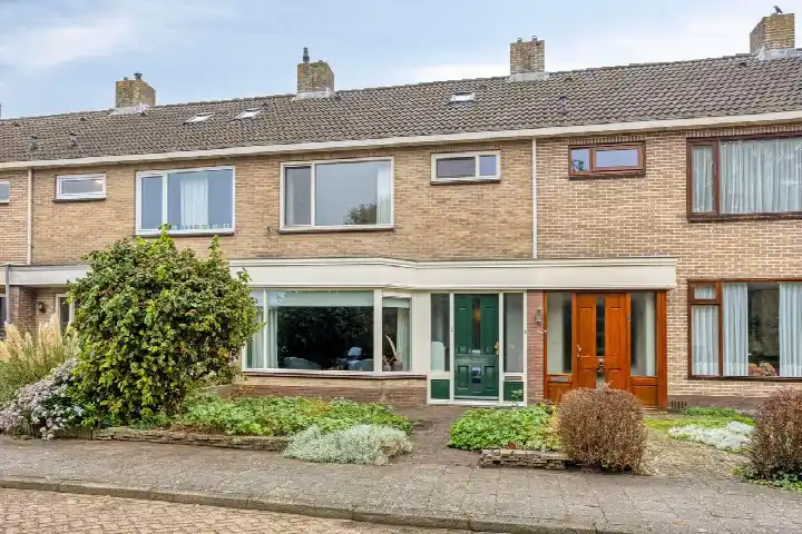 Terraced house for sale: Woudrustlaan 4, Dorpsweg en omgeving Hensbroek
