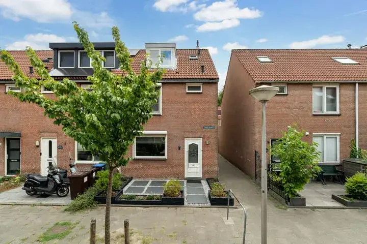 Hoekwoning te koop: Zadelmaker 30, Ambachtenbuurt-West Alphen Aan Den Rijn