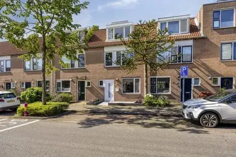 Tussenwoning te koop: Zadelmaker 90, Ambachtenbuurt-Oost Alphen Aan Den Rijn