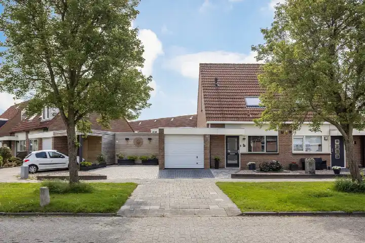 Tussenwoning te koop: Zilverschoon 17, Duinterpen Sneek