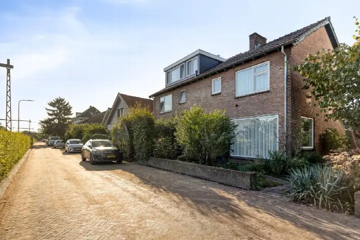 Twee-onder-één-kap te koop: Zuider Parallelweg 26A, Velp-Zuid beneden spoorlijn Velp