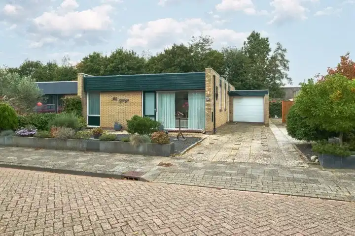 Semi-detached for sale: Zuiderveldplantsoen 16, Joure, Zuiderveld Joure