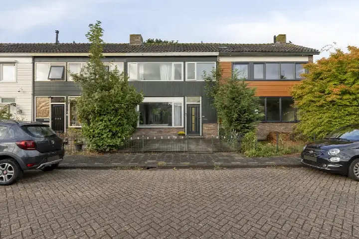 Terraced house for sale: Zwaluwstraat 4, Vogelbuurt Spijkenisse