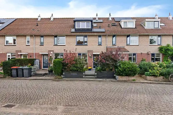 Terraced house for sale: Zwaluwtong 90, Buitengouw Monnickendam
