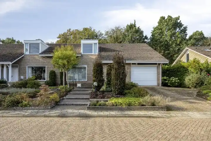 Twee-onder-één-kap te koop: Zwanenzetel 6, Roer-Zuid Roermond