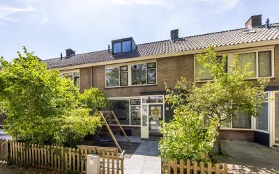 Tussenwoning te koop: Tiranaplantsoen 10, Stedenbuurt-oost Haarlem
