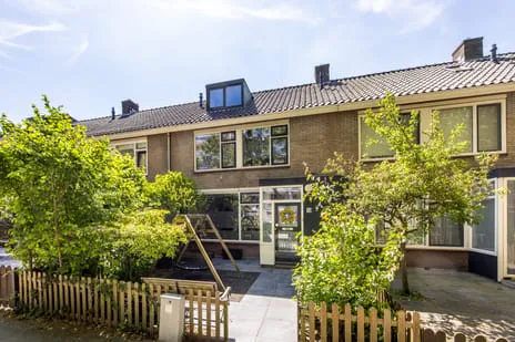 Tussenwoning te koop: Tiranaplantsoen 10, Stedenbuurt-oost Haarlem