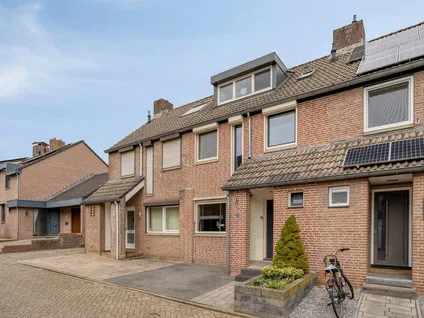 Tussenwoning te koop: Titanenhof 8, Daalhof Maastricht