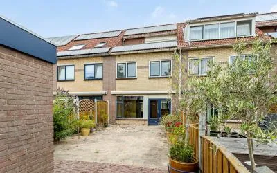 Tussenwoning te koop: Toernooiveld 8, Oostvoorne