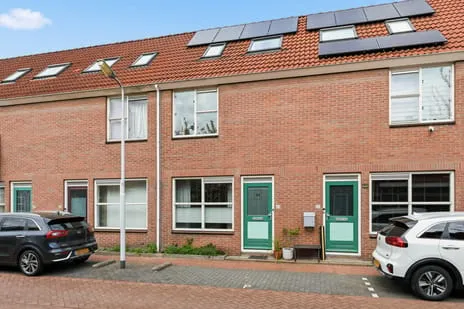 Tussenwoning te koop: Tolstoistraat 44, Russische buurt Zaandam