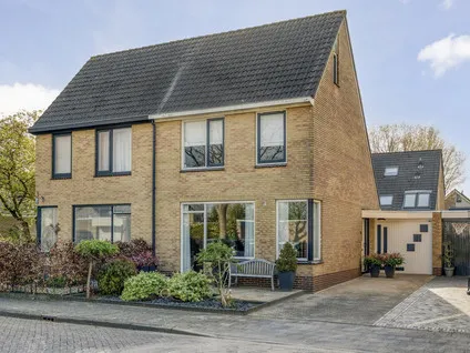Tussenwoning te koop: Toon Slurinkhof 36, Kampen