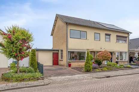 Twee-onder-één-kap te koop: Torenlaan 10, Centrum Gendt Gendt