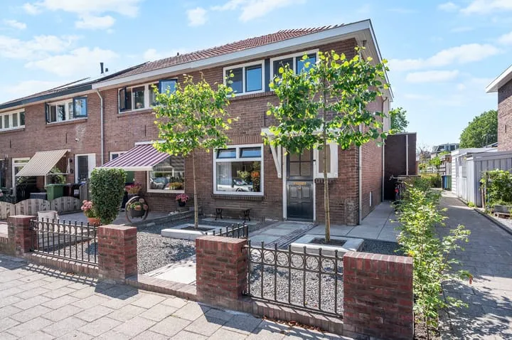 Hoekwoning te koop: Toussaintstraat 17, Van Boetzelaerstraat Alphen Aan Den Rijn