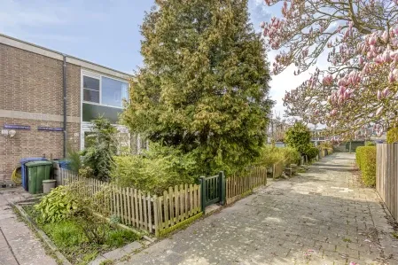 Tussenwoning te koop: Toverfluitstraat 42, Hoogvliet Rotterdam