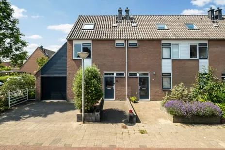 Corner house for sale: Troelstrastraat 15, Pijletuinen Naaldwijk