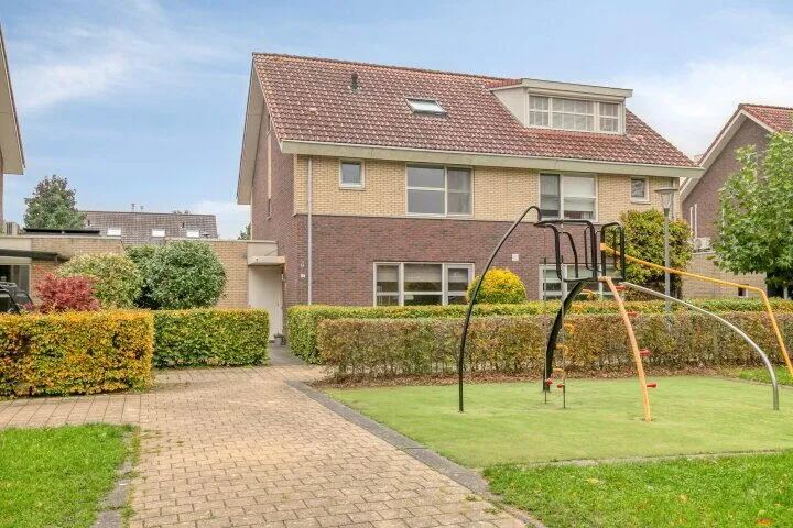 Twee-onder-één-kap te koop: Trompenburg 7, Zeewolde