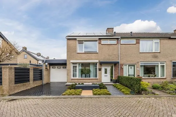 Tussenwoning te koop: Troostveld 10, Wouw Wouw